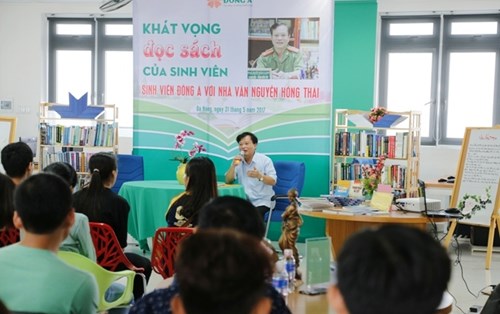 Giao lưu "Sách với sinh viên" cùng nhà văn Nguyễn Hồng Thái